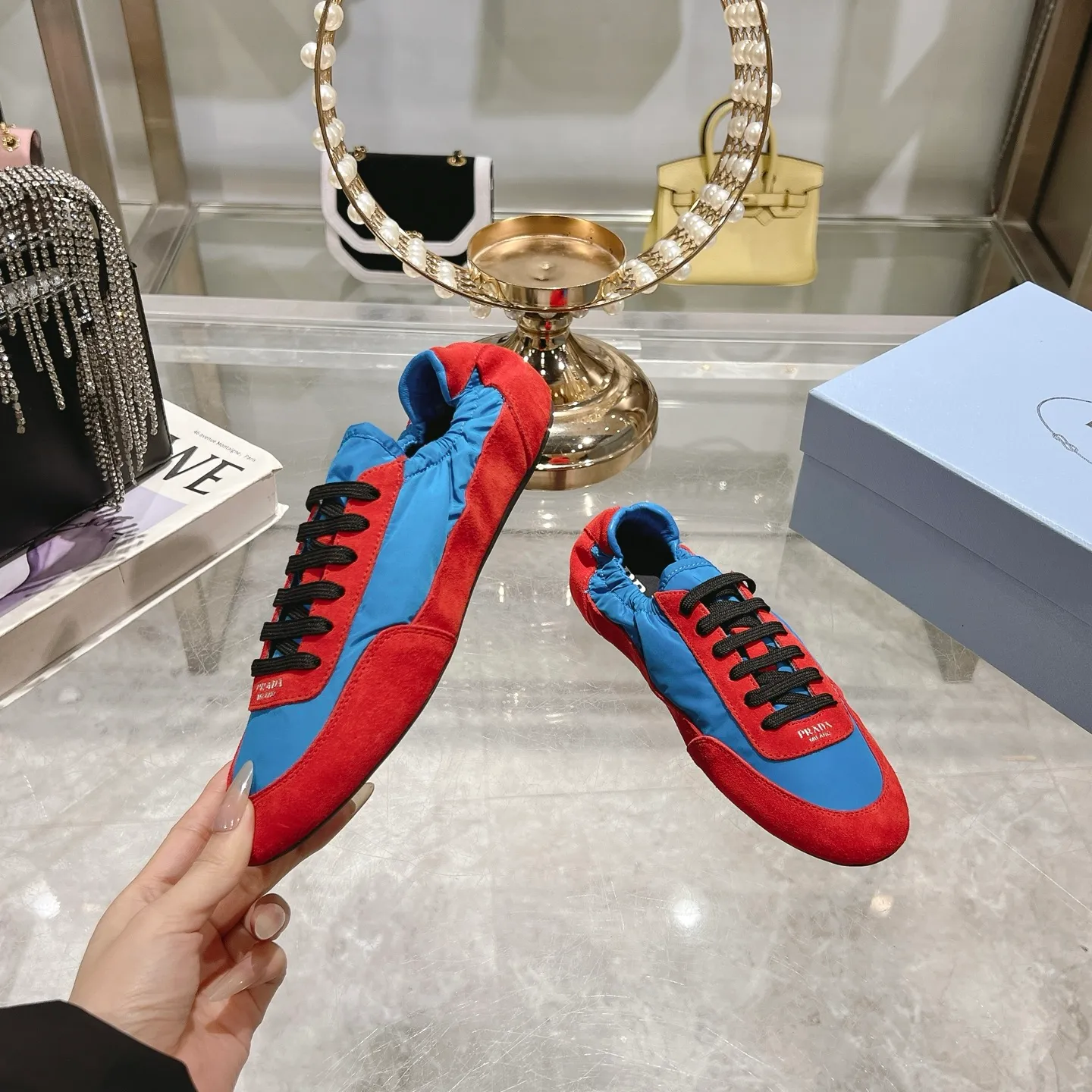 👟👟Ex-factory price 520👟👟Men's size +10 Couple style🎆Prada's new moral training shoes. The upper is suede with texture, and the inner sheepskin is wrapped. It is soft and waxy🎆The insole is thickened with lambskin. It is extremely comfortable to step on, has a sense of support, and feels well wrapped. The shoe shape is full of wrapping, light and easy to wear. A practical casual shoe that makes your legs appear taller! White is clean and refreshing, needed all year round, and can be easily worn with skirts and pants. Upper: imported suede/original molded fabric. Lining: sheepskin. Outsole: rubber outsole! Code number: 35-41 Color: burgundy blue brown green dark green yellow black red gray 9 colors available
